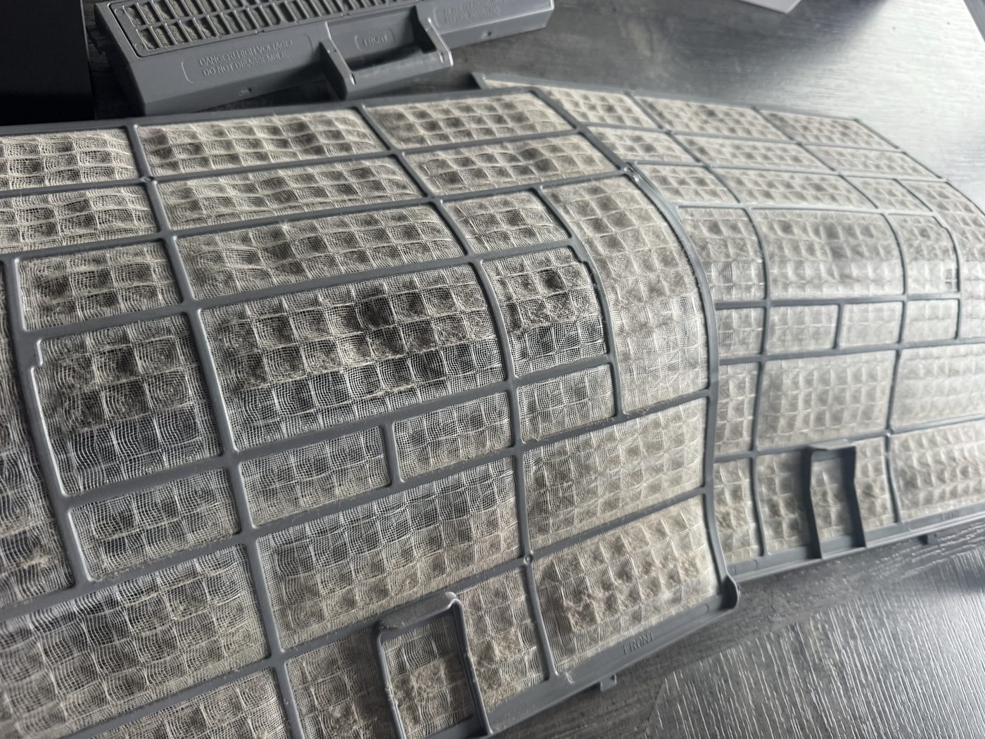 Filtres colmatés de poussière avant nettoyage