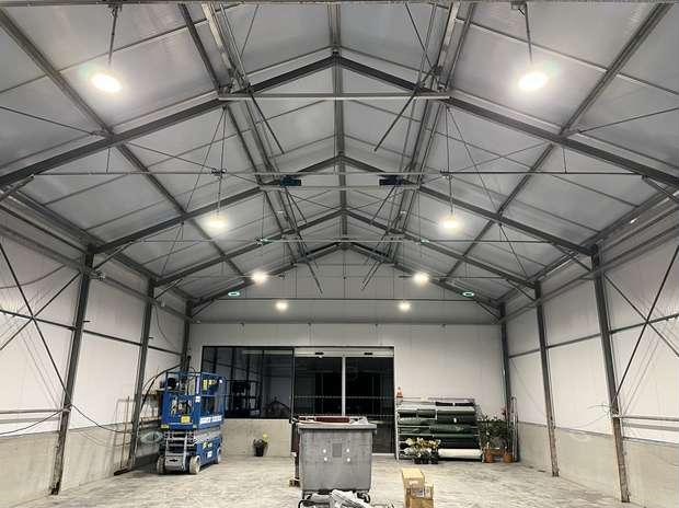 Éclairage — hangar industriel — luminaires suspendus