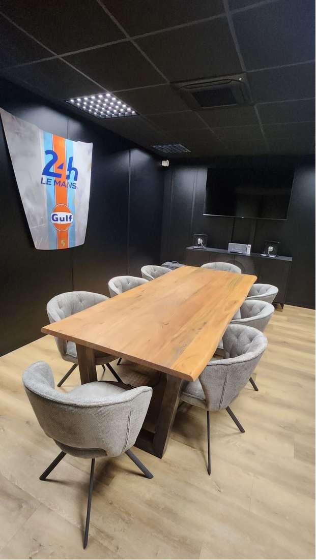 Bâtiment tertiaire — salle de réunion