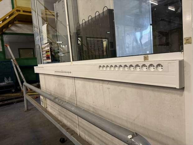 Bâtiment tertiaire — goulotte prises industrielles
