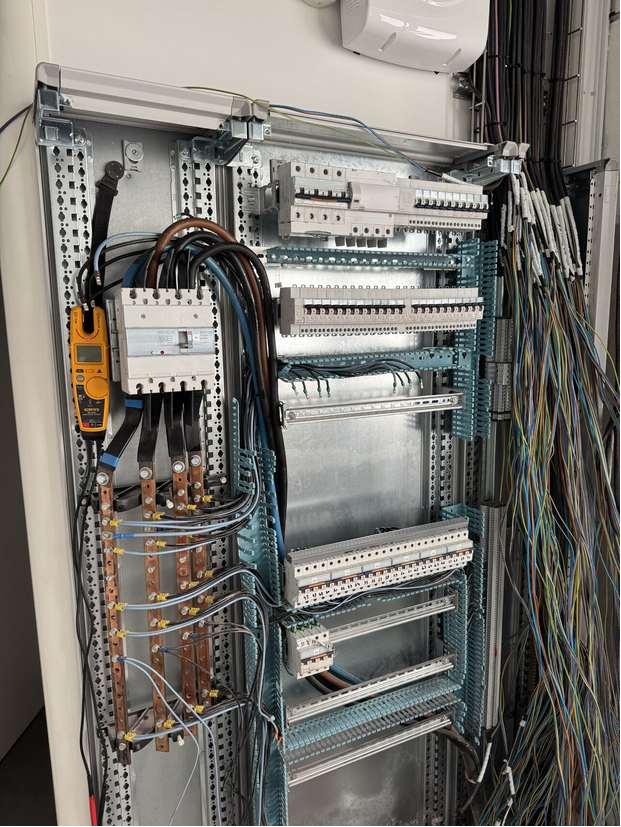 Tertiaire / industrie — armoire distribution