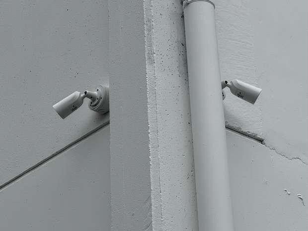 Vidéosurveillance — caméras installées en angle de mur