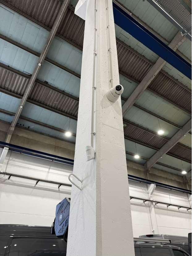 Vidéosurveillance — caméra installée sur poteau en entrepôt