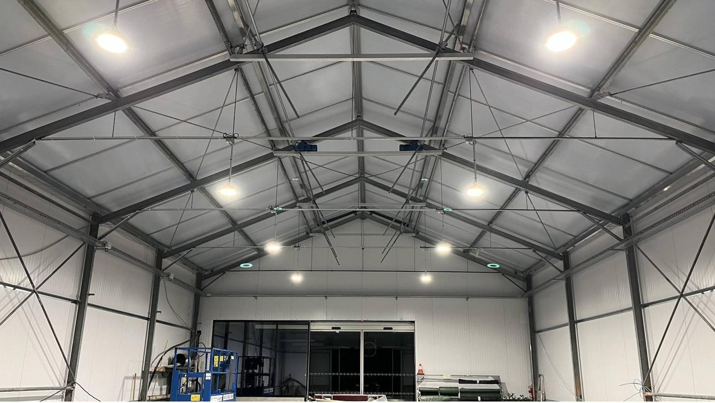 Éclairage industriel d'un hangar de grande hauteur