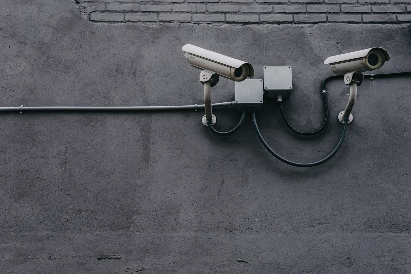 Deux caméras de surveillance fixées sur un mur