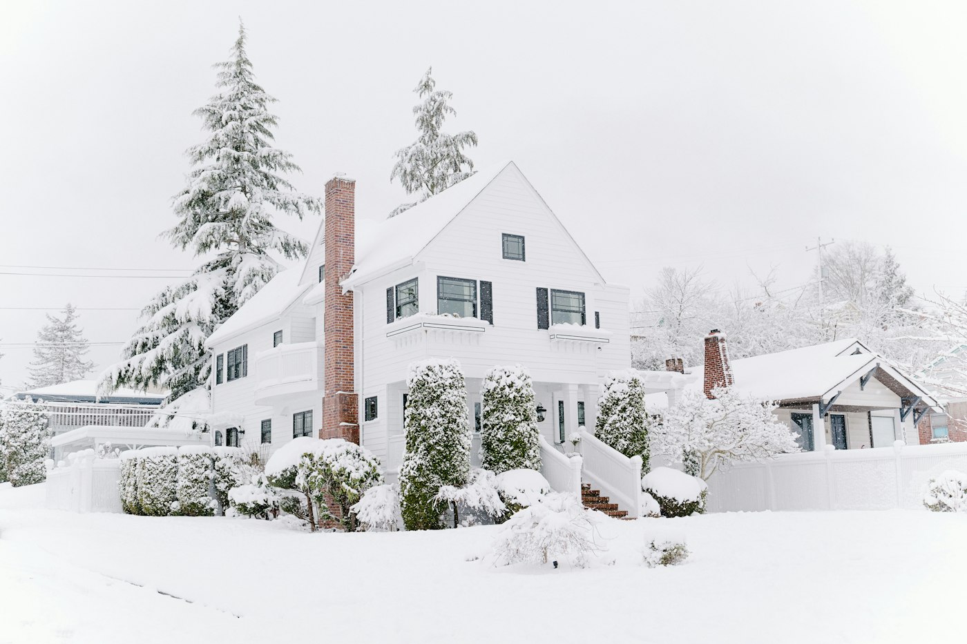 Maison résidentielle couverte de neige en hiver