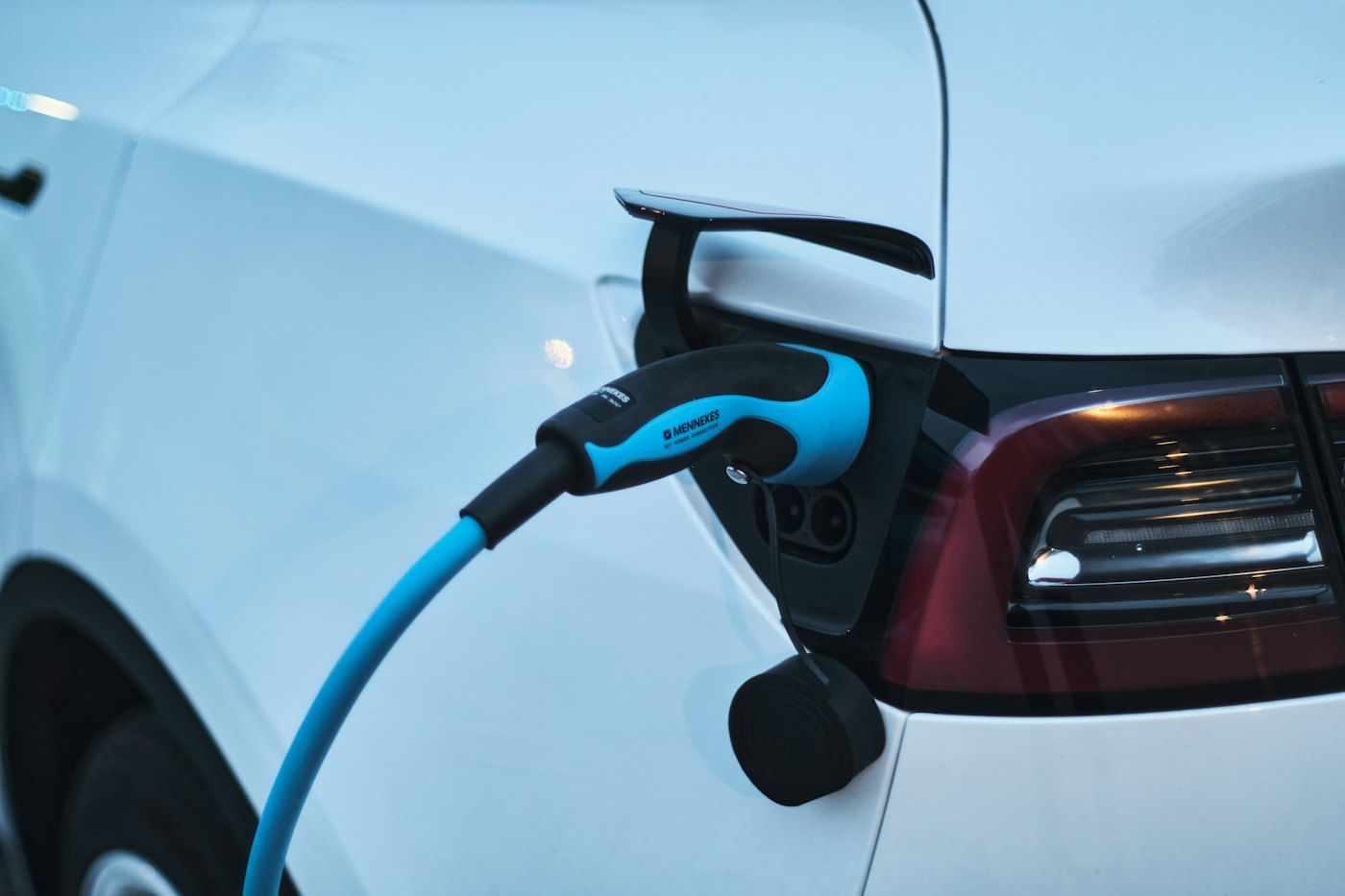 Câble de recharge branché sur une voiture électrique