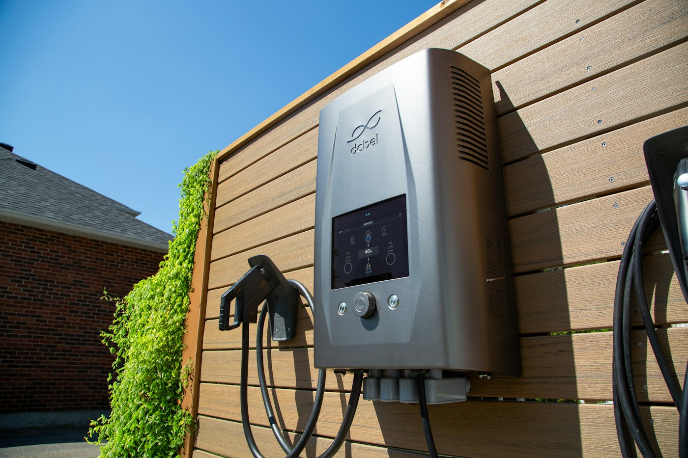 Borne de recharge pour véhicule électrique fixée sur un mur