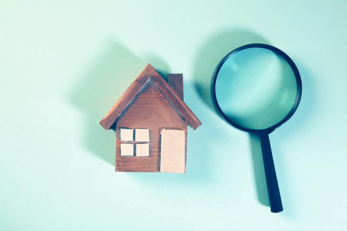 Maquette de maison et loupe, symbole d'inspection immobilière