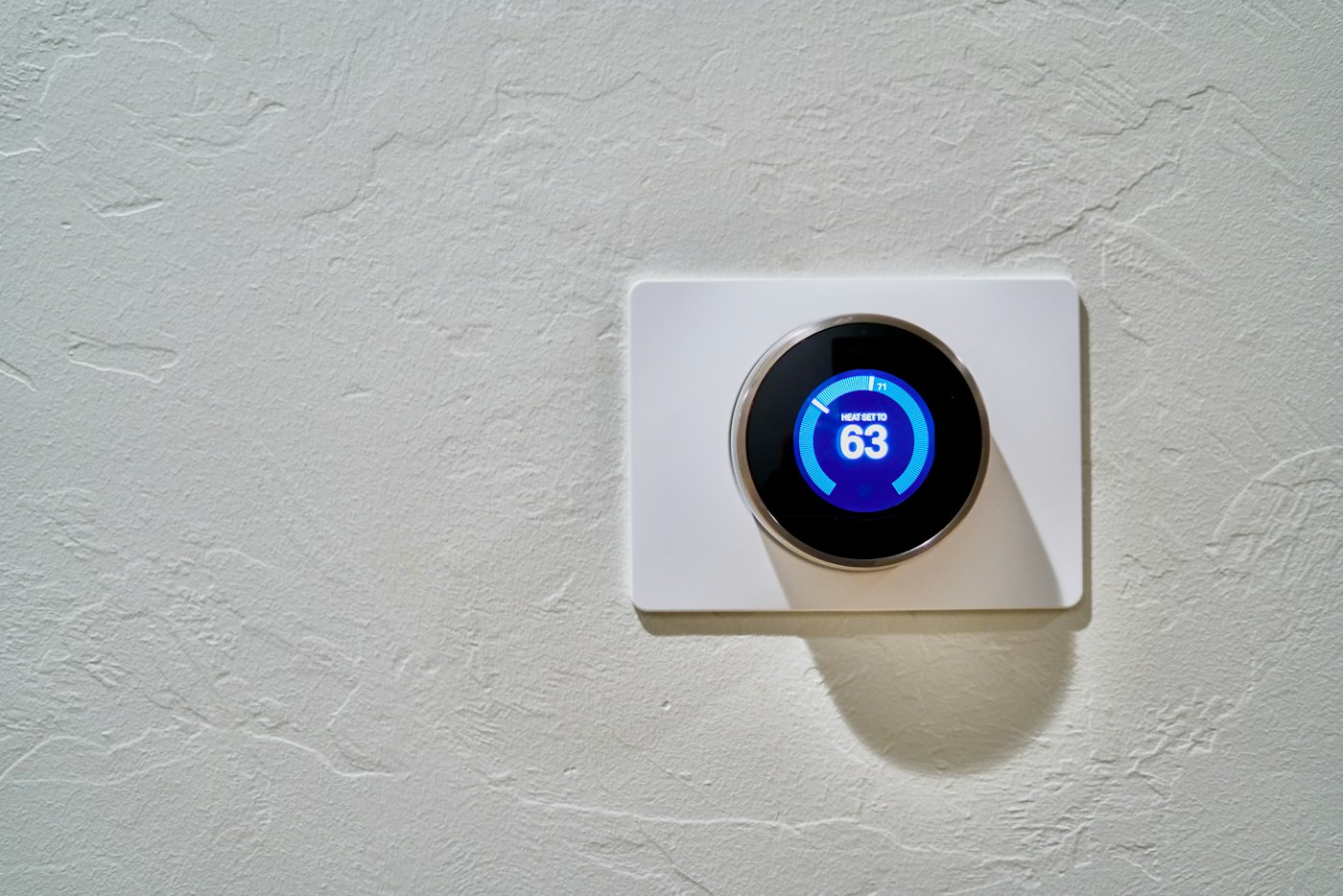 Thermostat mural affichant une température